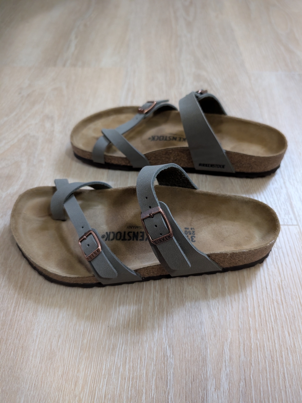 Birkenstock Women’s Mayari Neutral Cross Strap Sandals Sz 39